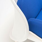 Détail de la coque enveloppante blanche et de laccoudoir bleu