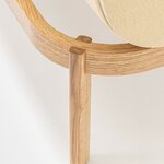 Détail de la base en bois de chêne cintrée et de lassemblage avec le pied
