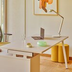 Plateau de bureau beige sur pieds en A et poutre transversale, vue rapprochée de langle
