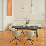 Table de réunion ovale noir mat à pieds noirs dans un salon blanc avec suspensions