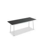 Table de réunion rectangulaire noir mat à pieds blancs, vue de trois quarts sur fond blanc