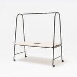 Table de réunion mobile à cadre en A noir et plateau clair sur roulettes, vue de trois quarts