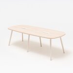 Grande table de réunion forme tonneau à plateau clair et pieds beiges inclinés, vue de trois quarts