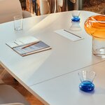 Plateau de table de réunion beige avec accès de table pour câbles et jonction entre deux éléments