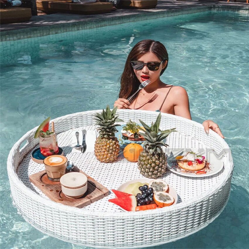 petit-déjeuner dans la piscine, petit-déjeuner flottant dans un