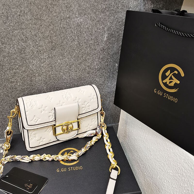 Sac-main-de-luxe-phttps://media.cdnws.com/_i/219833/cs400-63467/3788/71/sac-bandouli-re-avec-cha-nes-en-strass-pour-femmes-sacoche-de-f-te-de-styliste.jpegour-femmes-petit-carr-en-relief-brevet-pour-dames-sac-deux-paules