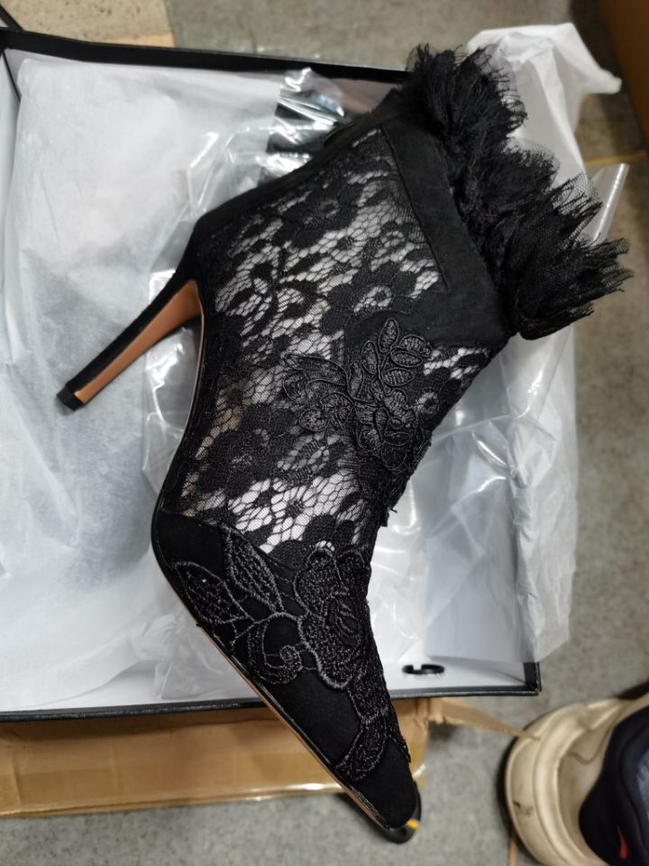 Bottines-Sexy-bout-pointu-pour-femmes-mode-britannique-de-luxe-en-dentelle-noire-talons-hauts-robe