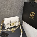 Sac-main-de-luxe-phttps://media.cdnws.com/_i/219833/cs400-63467/3788/71/sac-bandouli-re-avec-cha-nes-en-strass-pour-femmes-sacoche-de-f-te-de-styliste.jpegour-femmes-petit-carr-en-relief-brevet-pour-dames-sac-deux-paules