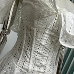 Robe-courte-brod-e-volants-et-paules-d-nud-es-style-r-tro-nouvelle-collection-2022