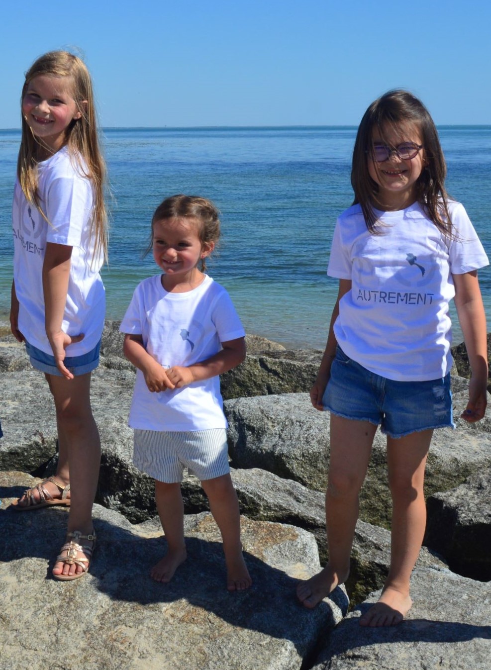 Mini t shirt signature Le mini intemporel noir et blanc porté par les enfants (4)