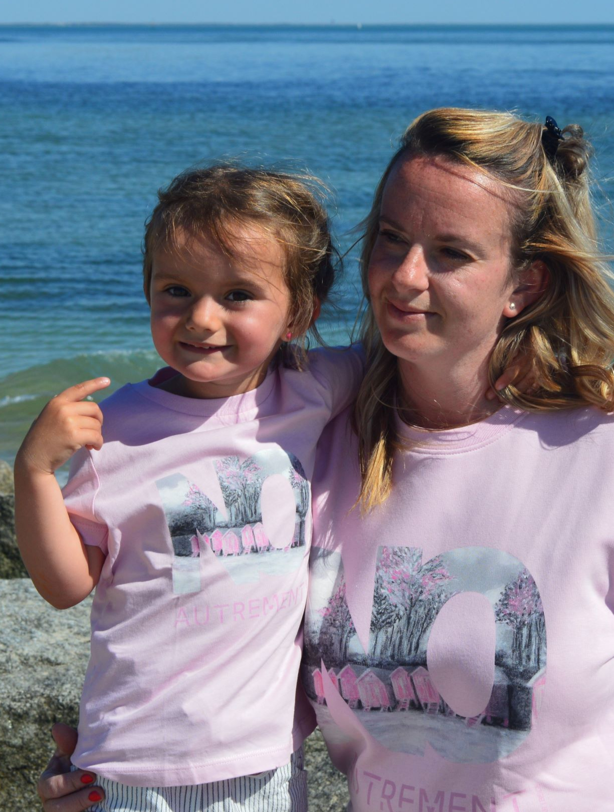 Mini T shirt ART rose 3-4 ans porté par Alice