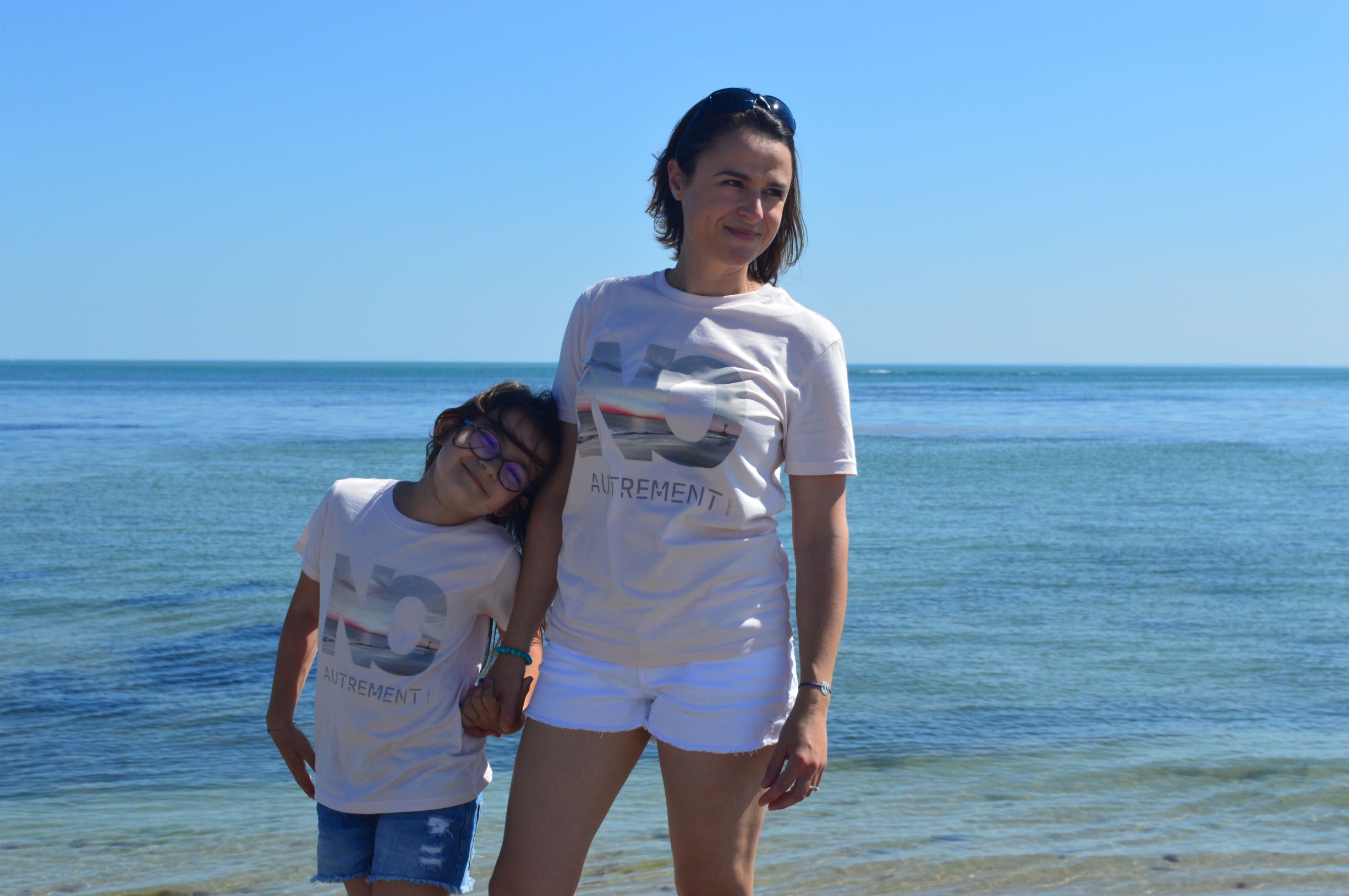 Mini T shirt ART La douceur 7-8 ans porté par giulia et T shirt ART Le Romantique XS porté par Céline