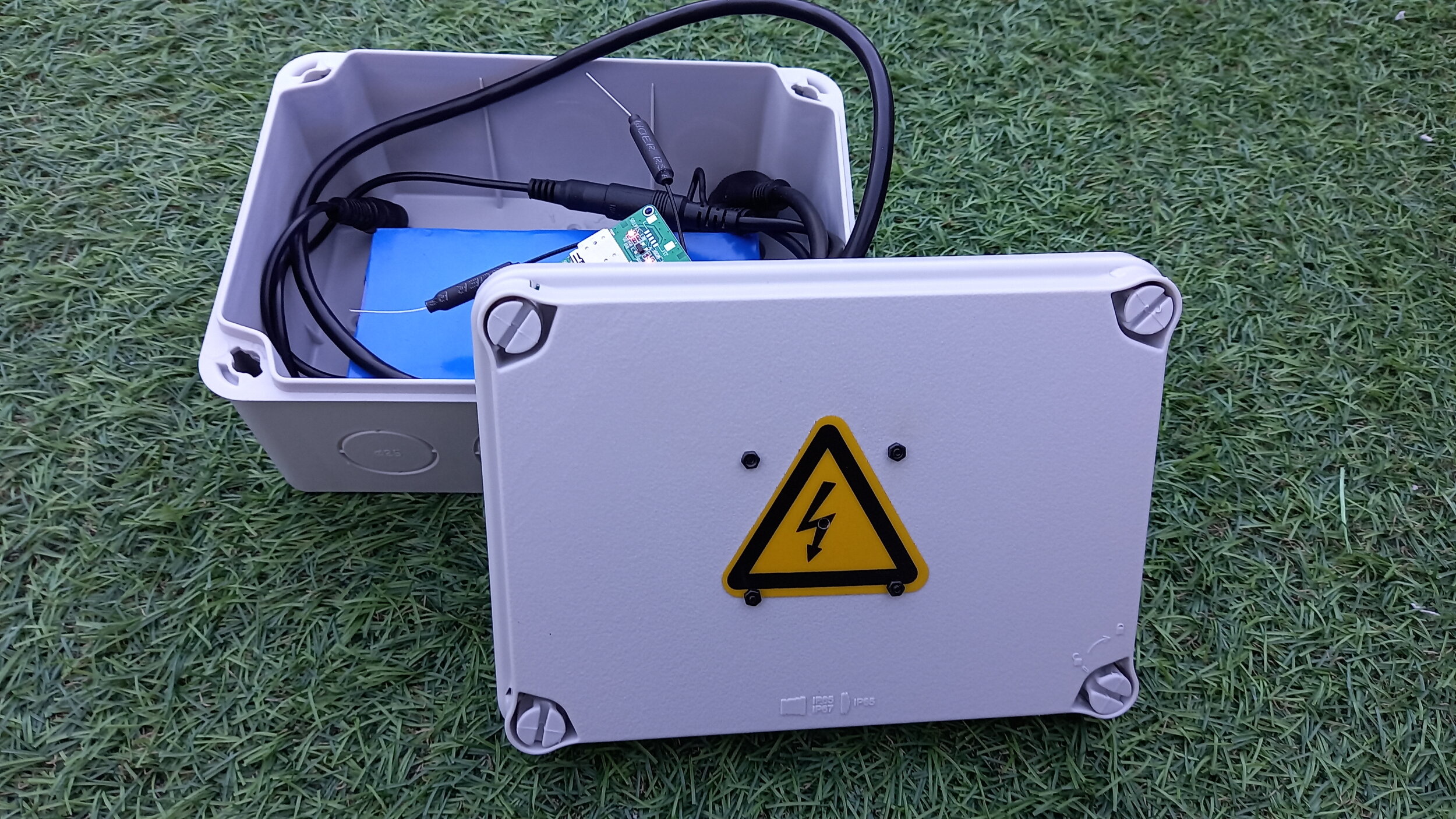 Caja de derivación con cámara oculta abierta con los componentes internos visibles