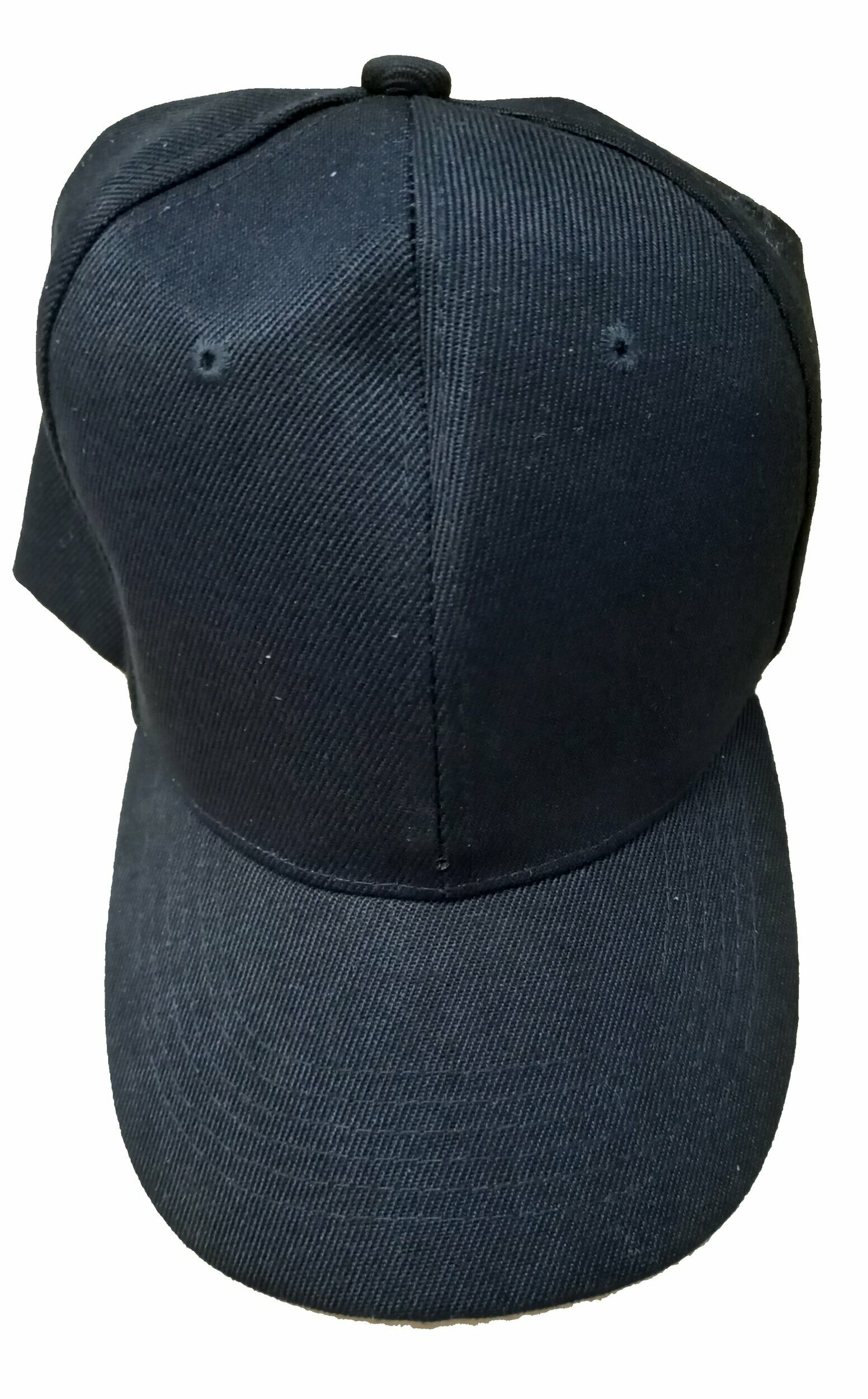 Gorra negra con micrófono espía vista desde arriba