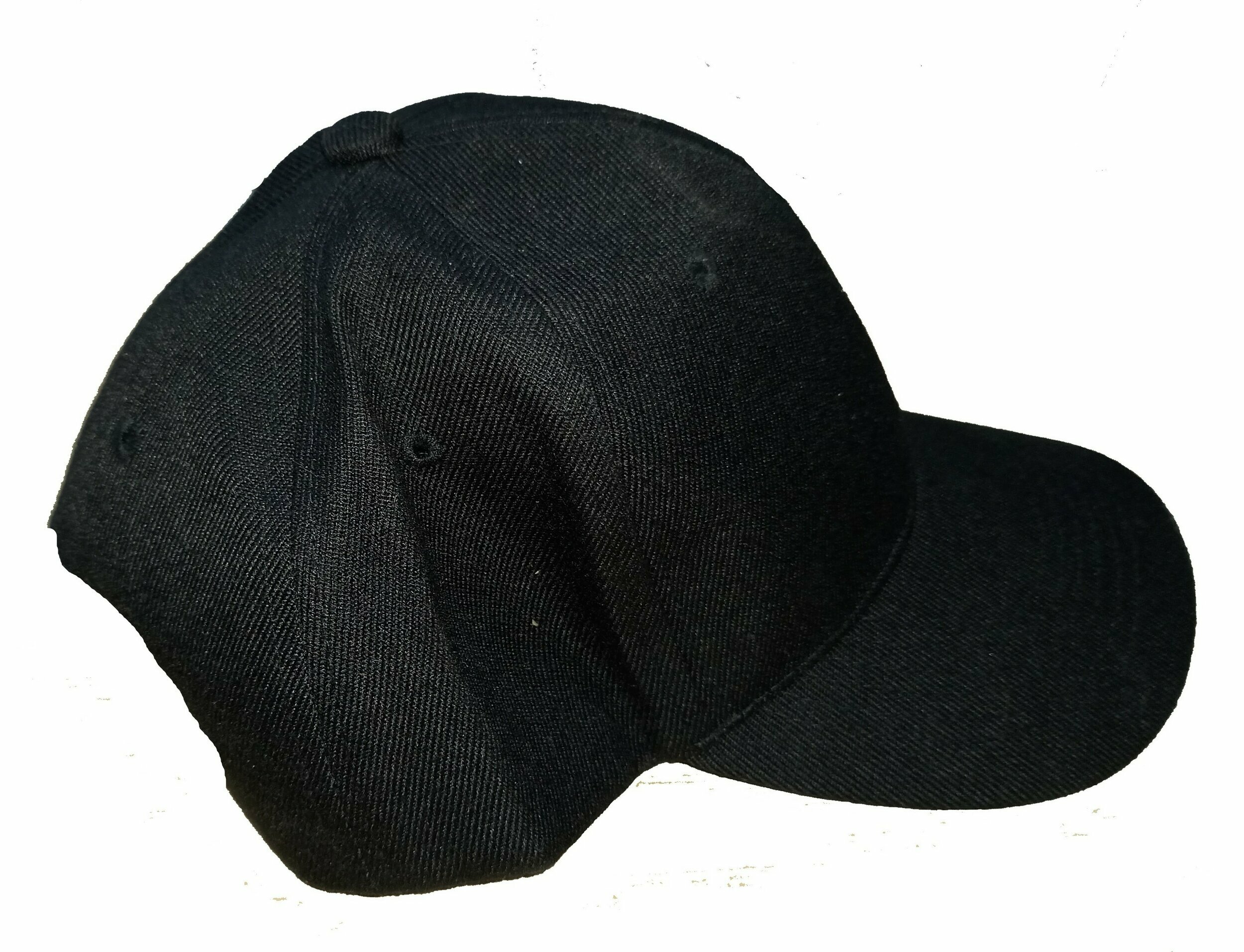 Gorra negra con micrófono espía vista de tres cuartos