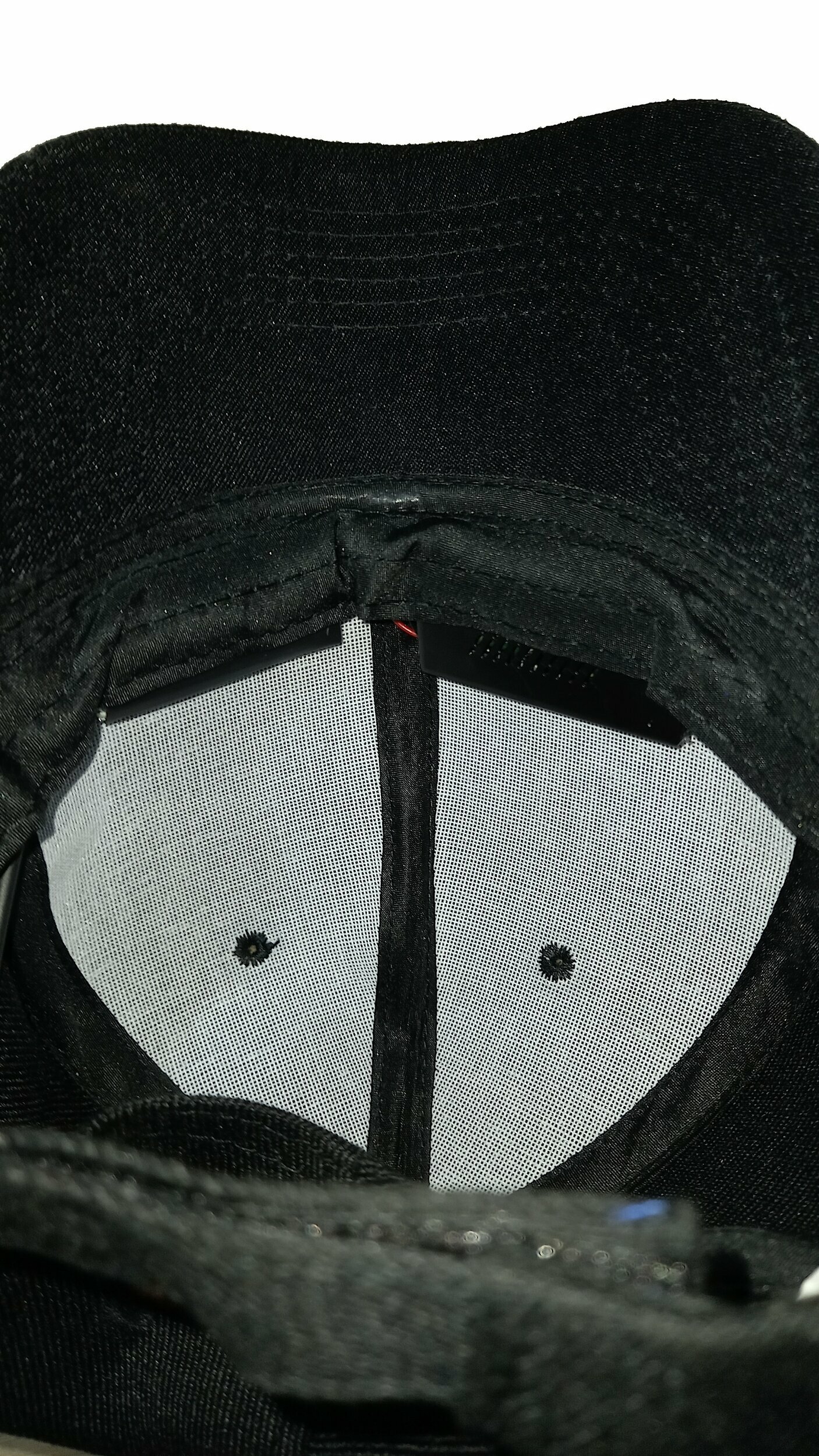 Vista interior de la gorra negra con micrófono espía