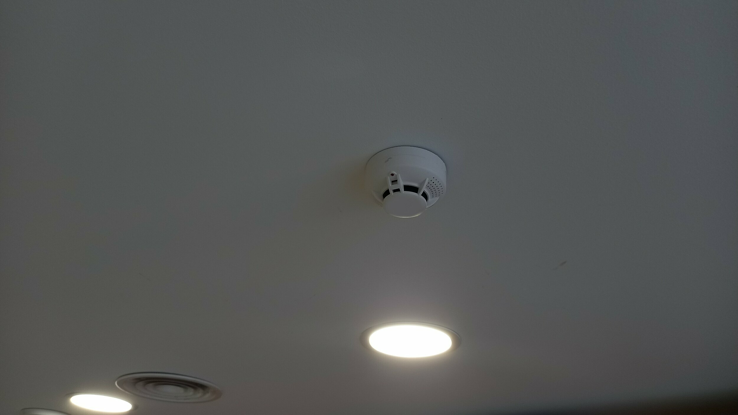 Detector de humo blanco con micrófono espía instalado en el techo