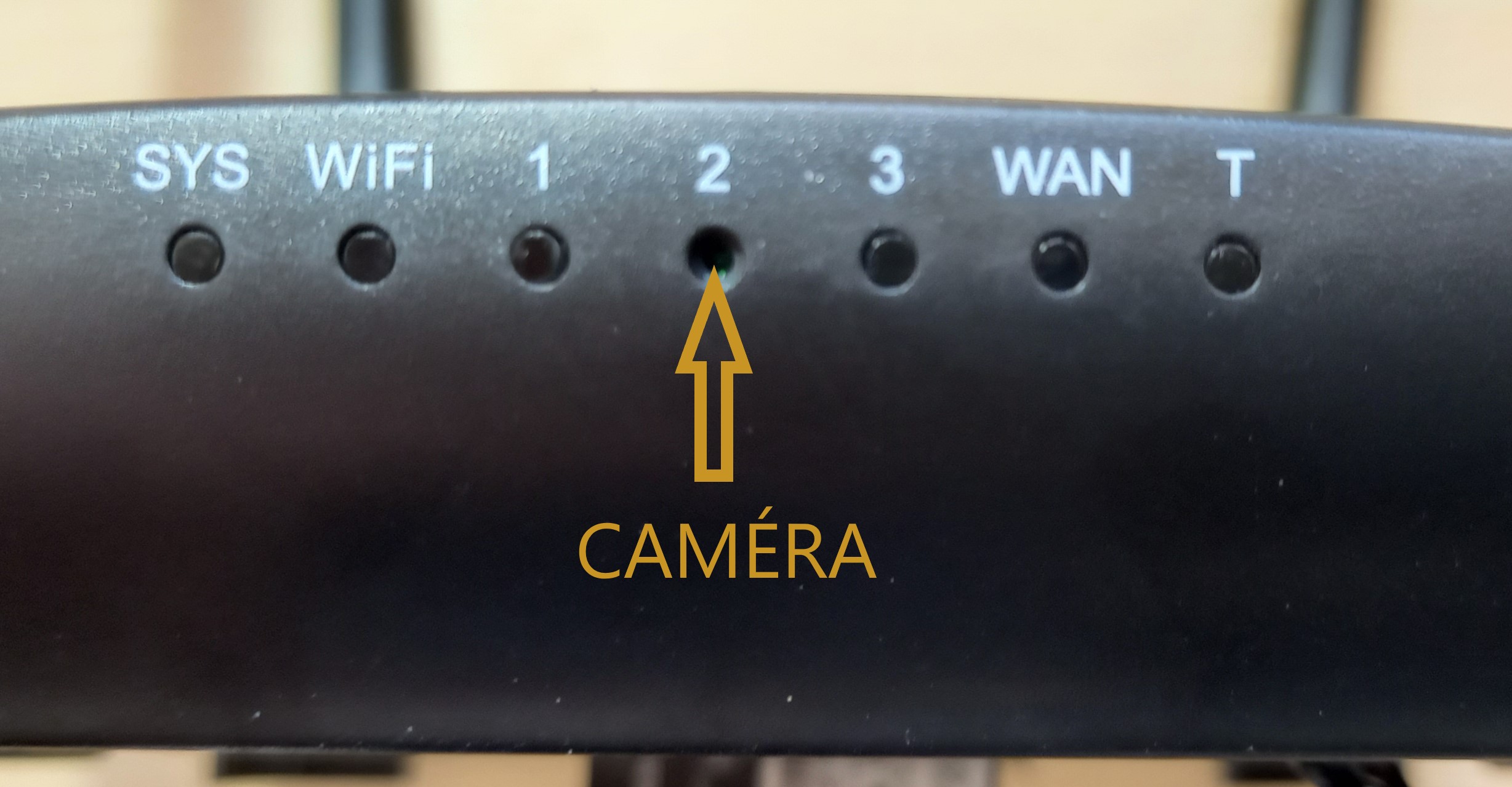 Objectif de la caméra espion dissimulée dans un routeur WiFi