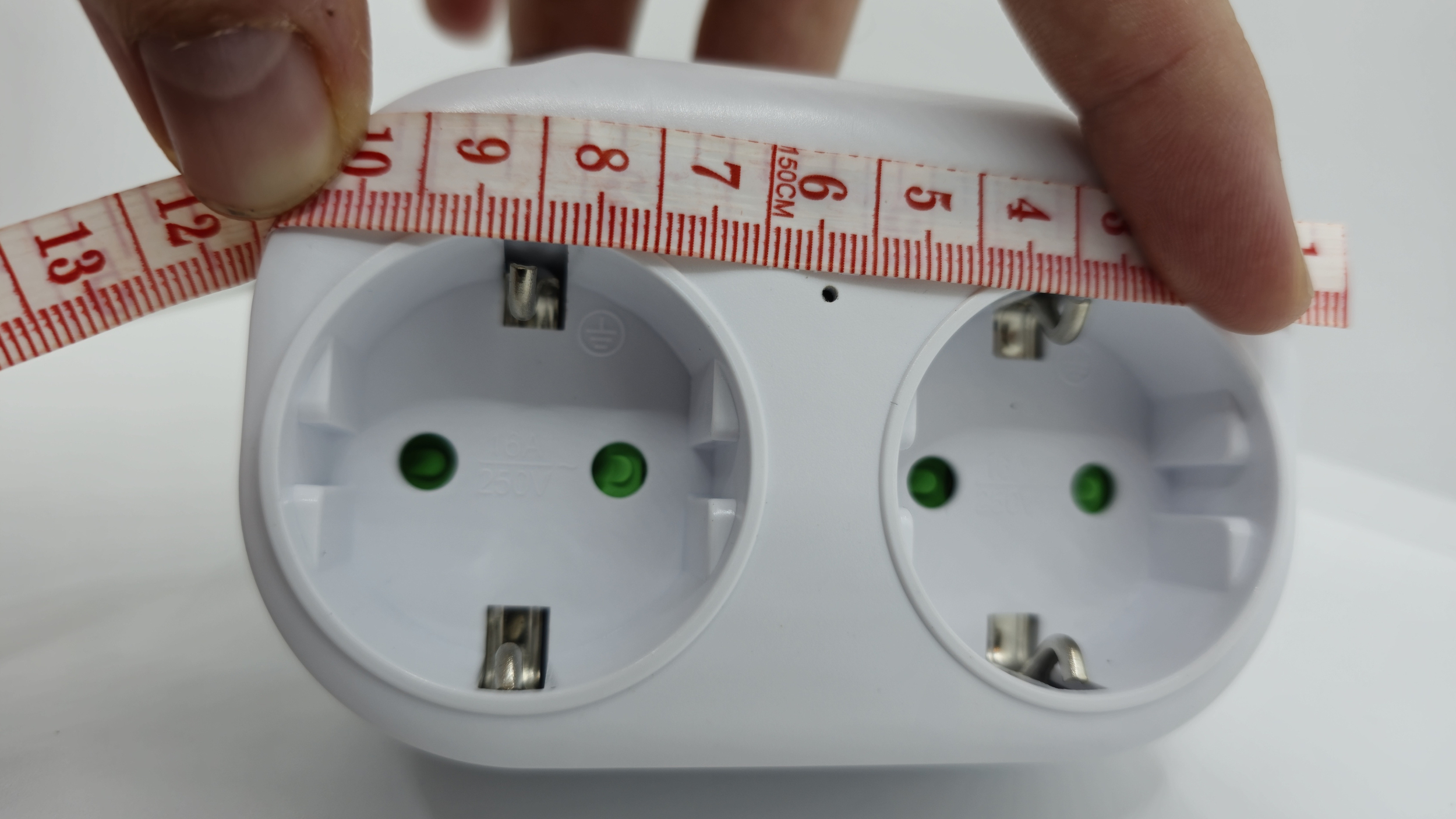 objectif-pinhole-multiprise-camera-espion-europe-connection