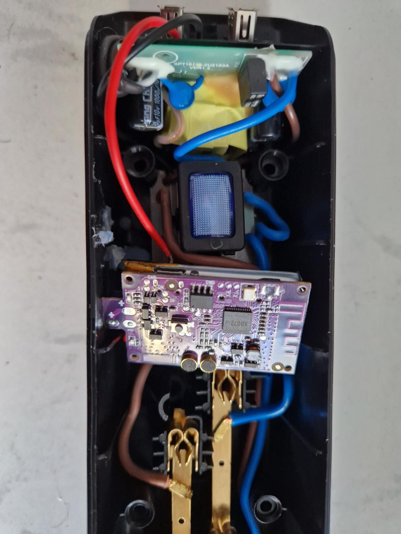 multitprise-microphone-espion-wifi-interieur