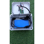 Vista interior de la caja de derivación con cámara espía, batería y cableado