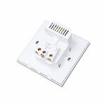 Vista trasera del enchufe de pared blanco con micrófono espía y bornes eléctricos
