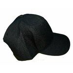 Gorra negra con micrófono espía vista de tres cuartos