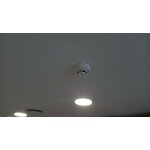 Detector de humo blanco con micrófono espía instalado en el techo
