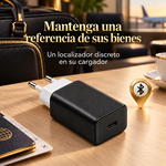 Cargador USB-C con localizador oculto junto a una bolsa de viaje