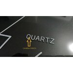 Primer plano de la cámara oculta junto a la inscripción Quartz del reloj de pared
