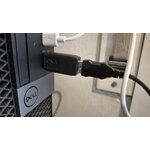 Keylogger USB conectado entre un puerto USB y un cable de ordenador