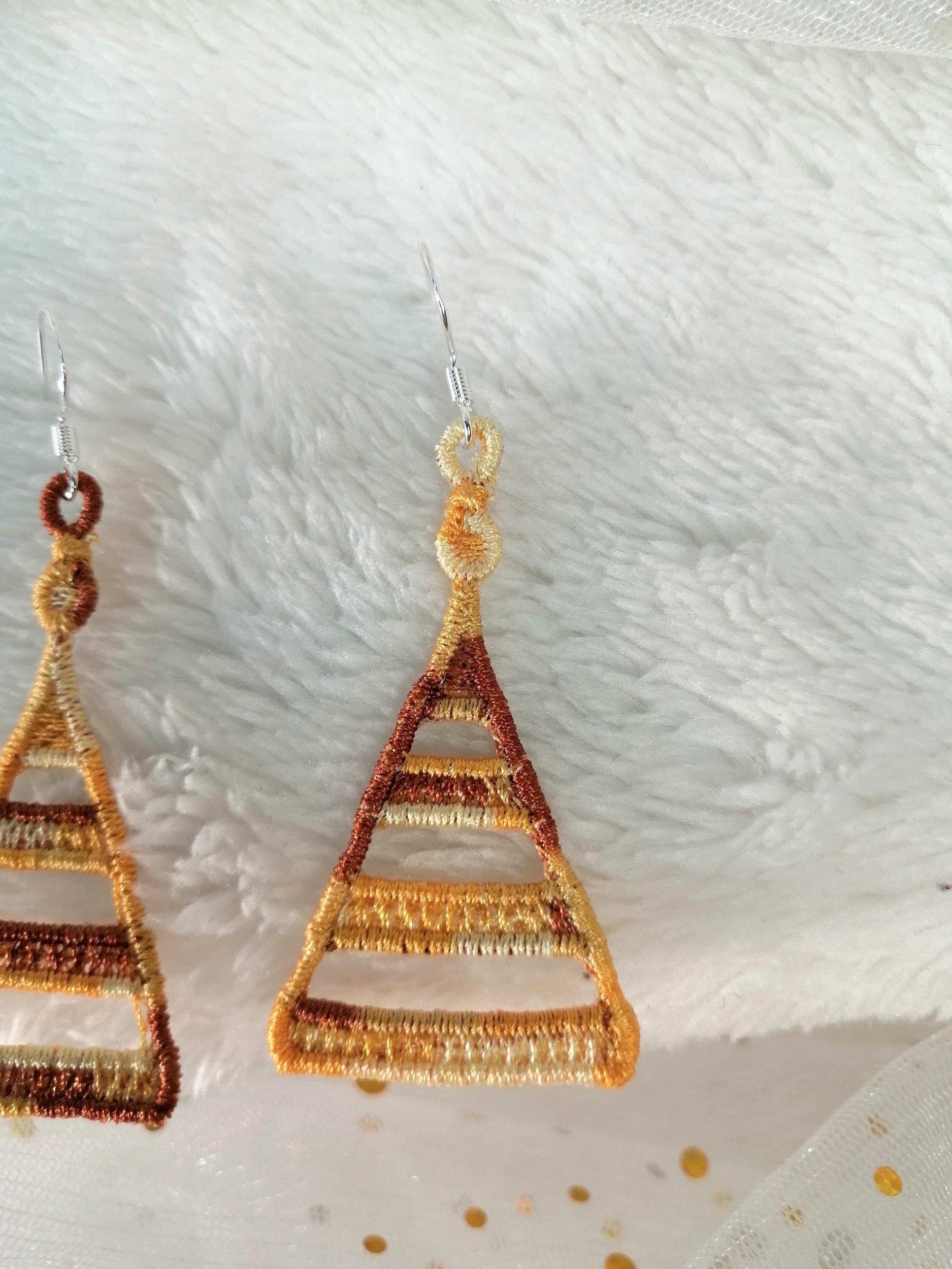 boucles oreilles triangle petit jaune 1