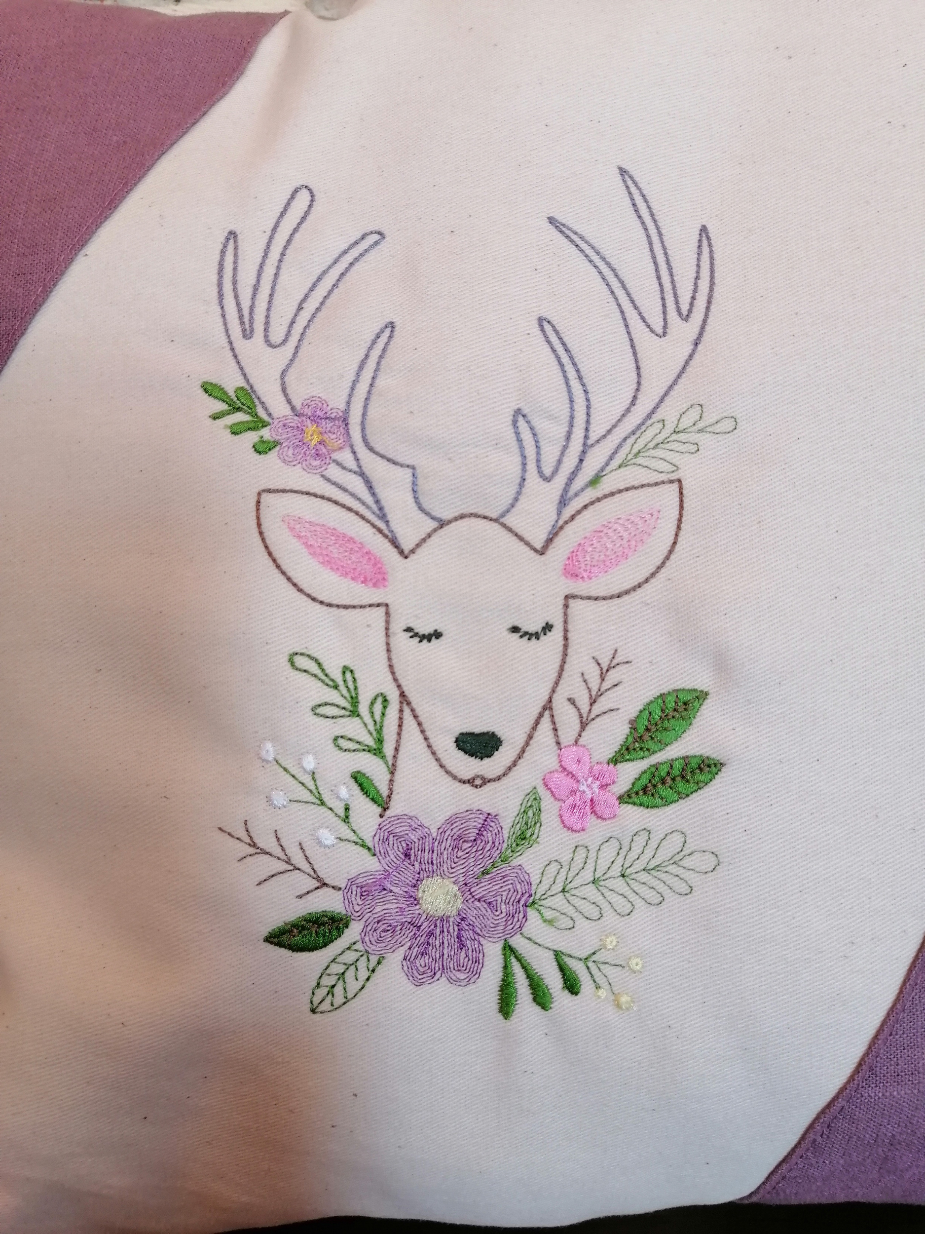 coussin cerf mauve 2