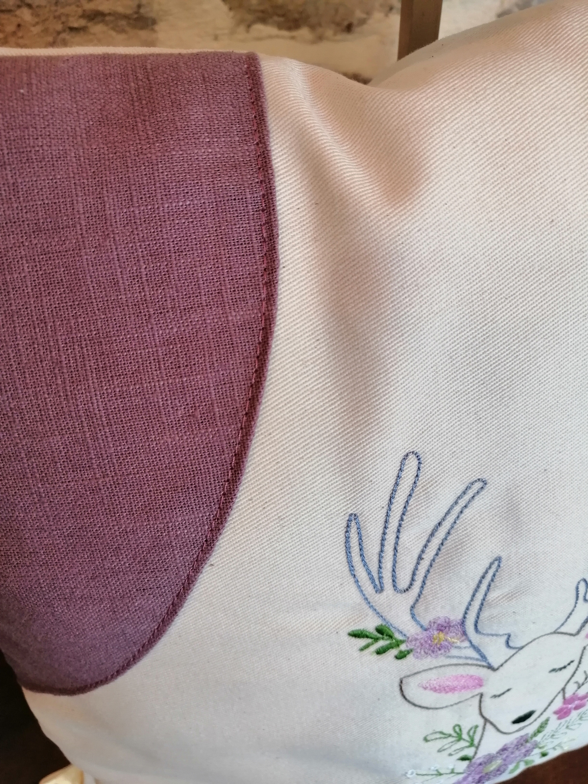 coussin cerf mauve 1