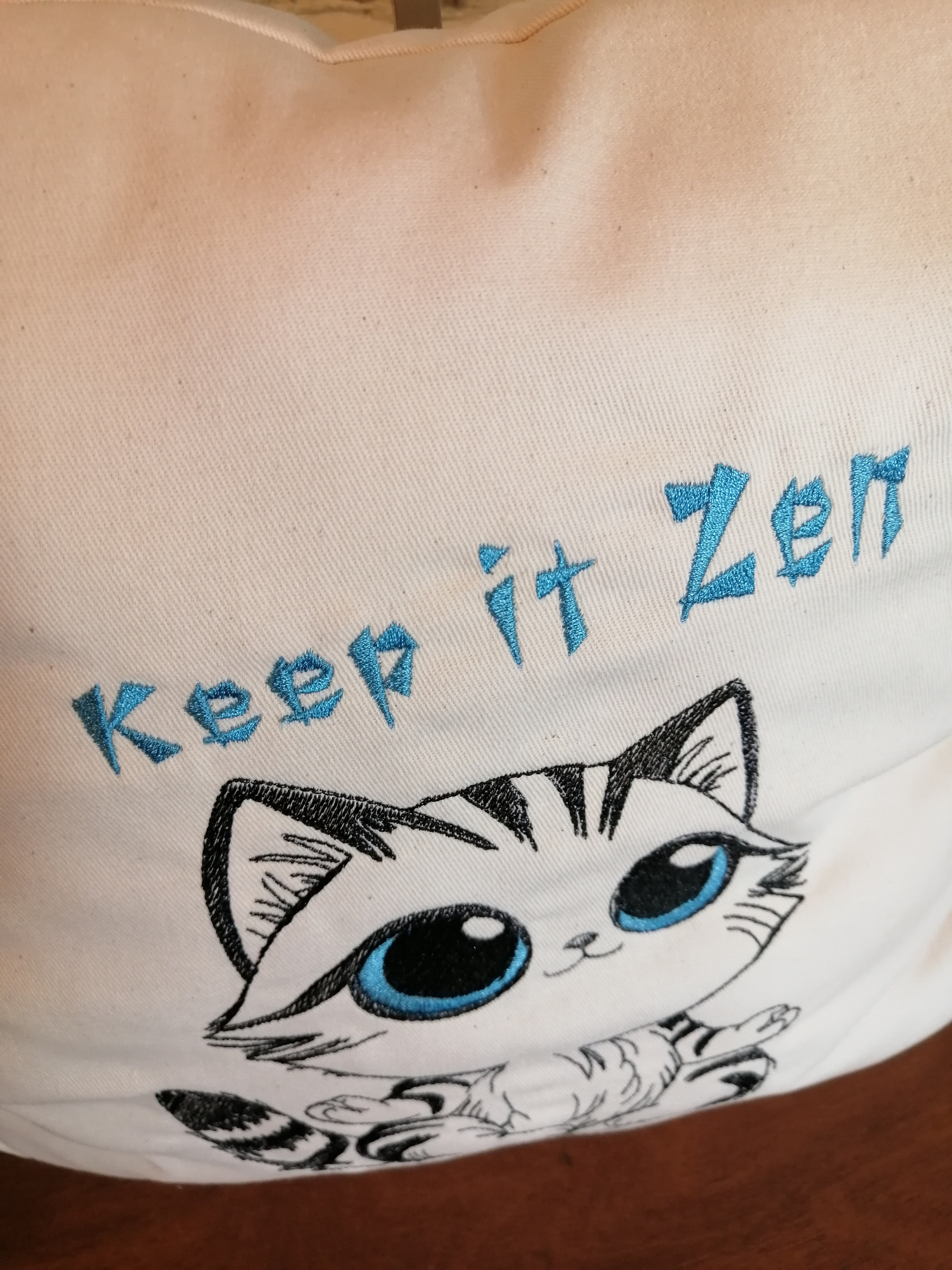 Coussin chat zen bleu 1
