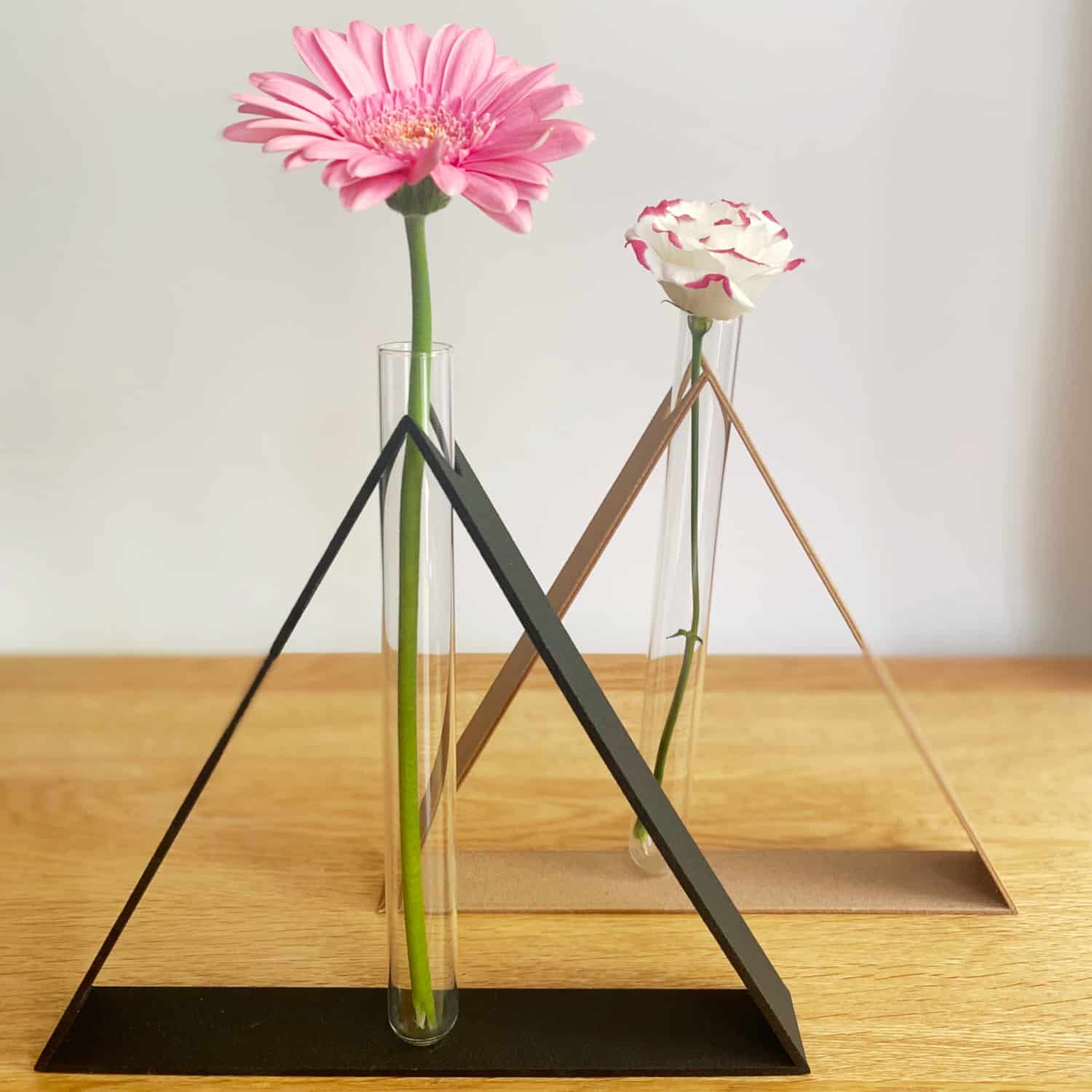 Duo vases triangle avec fleurs