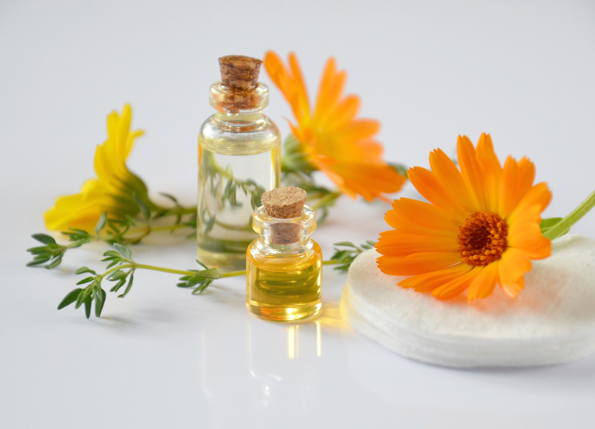 essential oils 2738555 1920