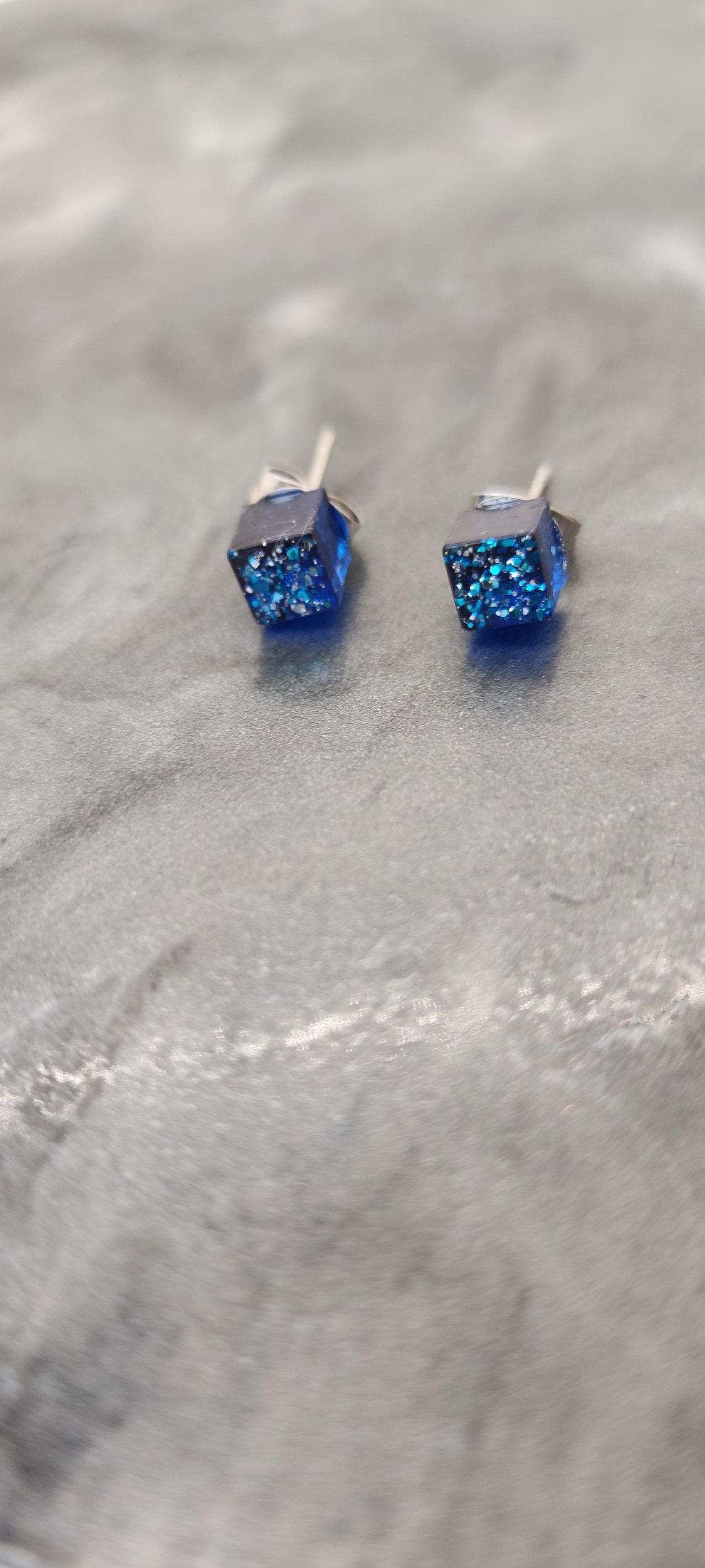 Boreilles mini carré bleu paillettes