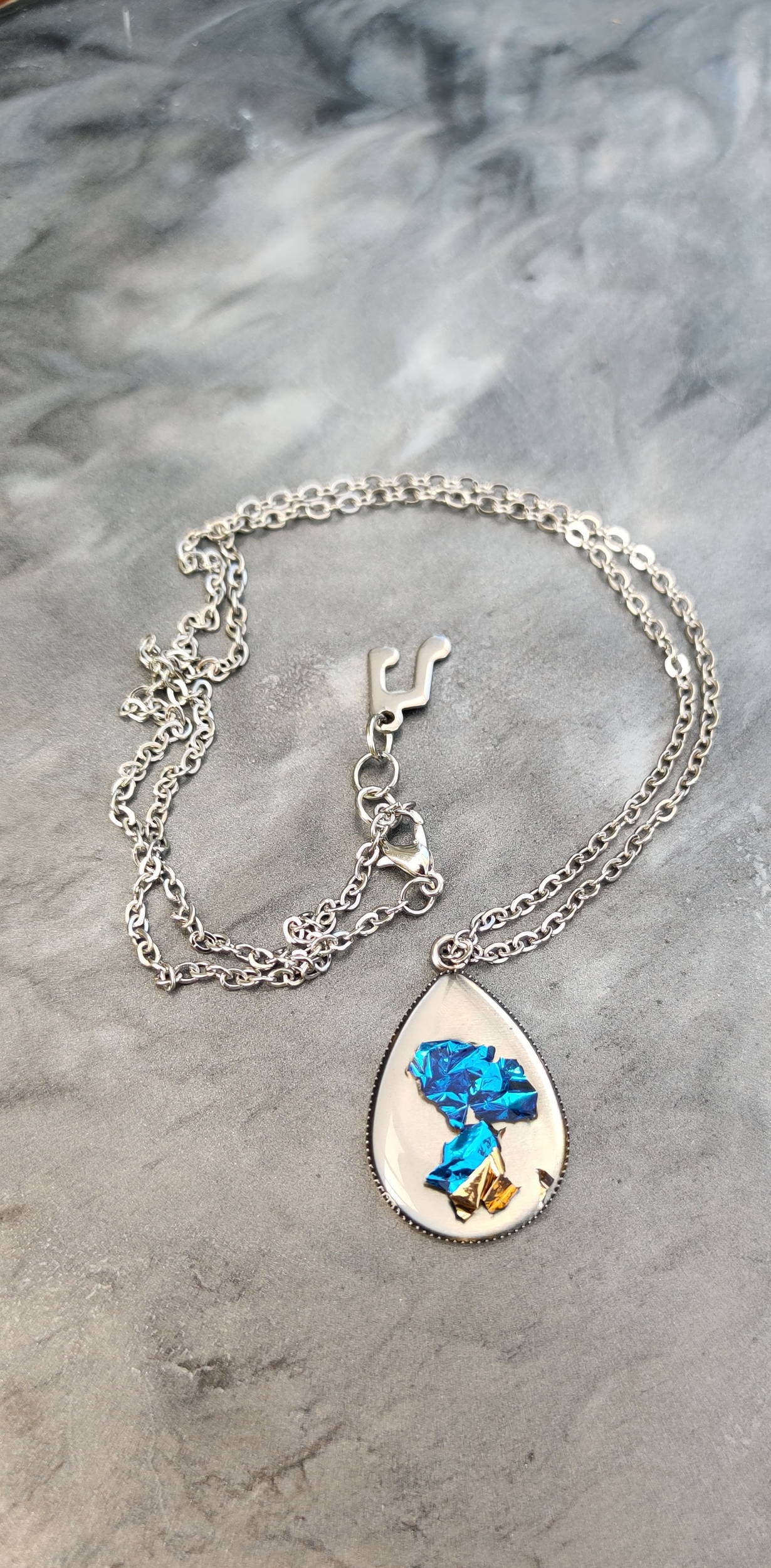 Collier loane or et bleu