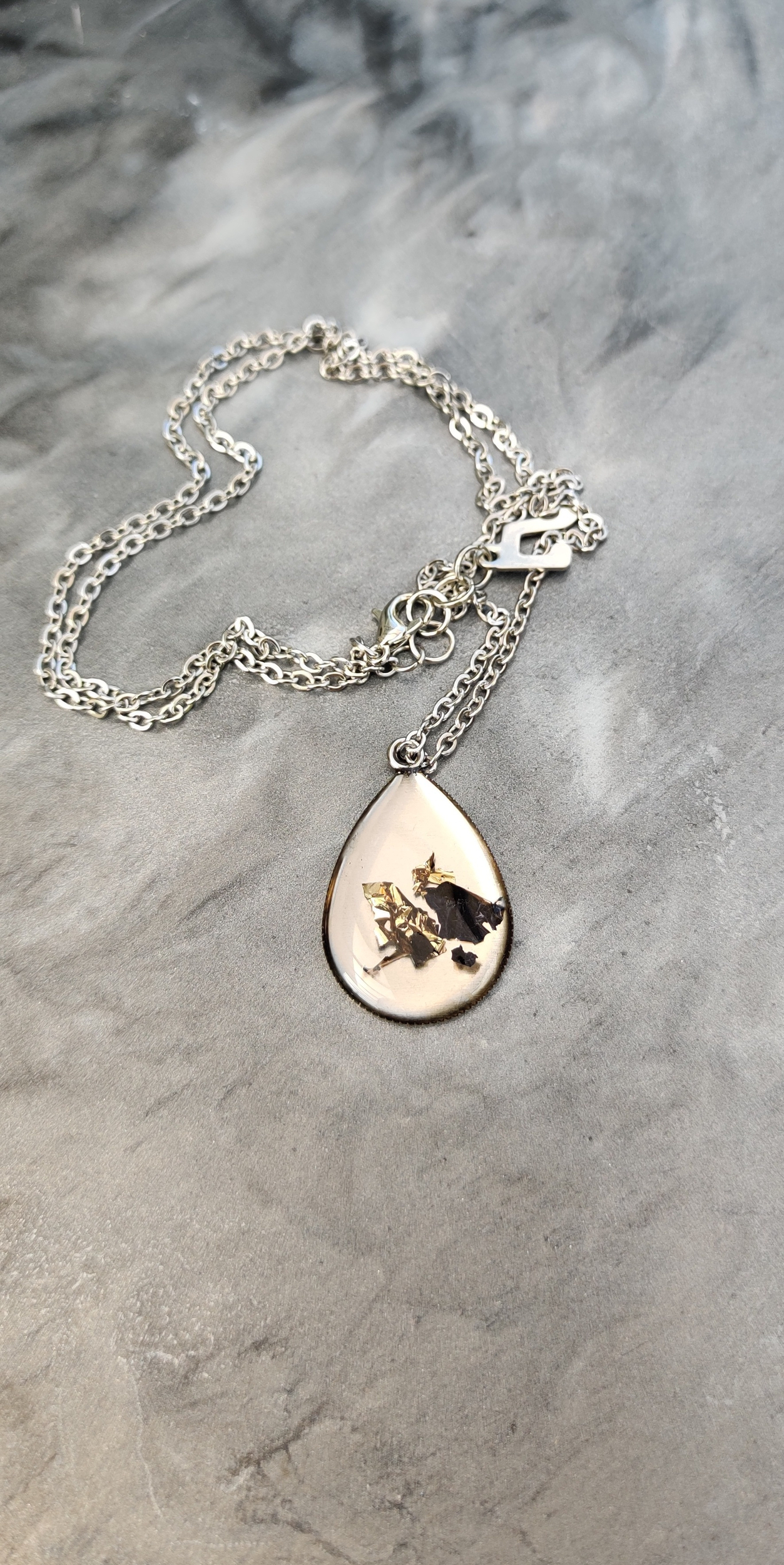 Collier loane or et noir