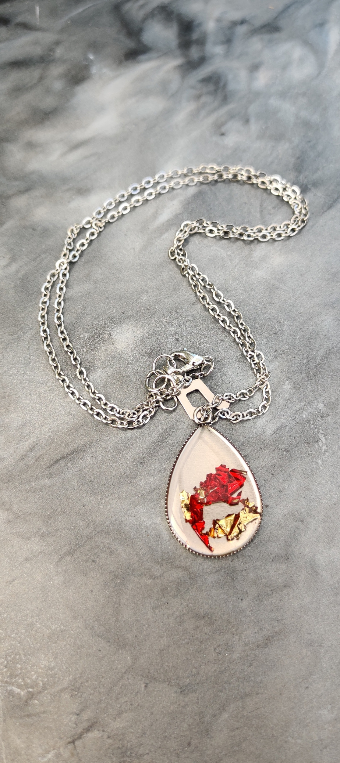 Collier loane or et rouge