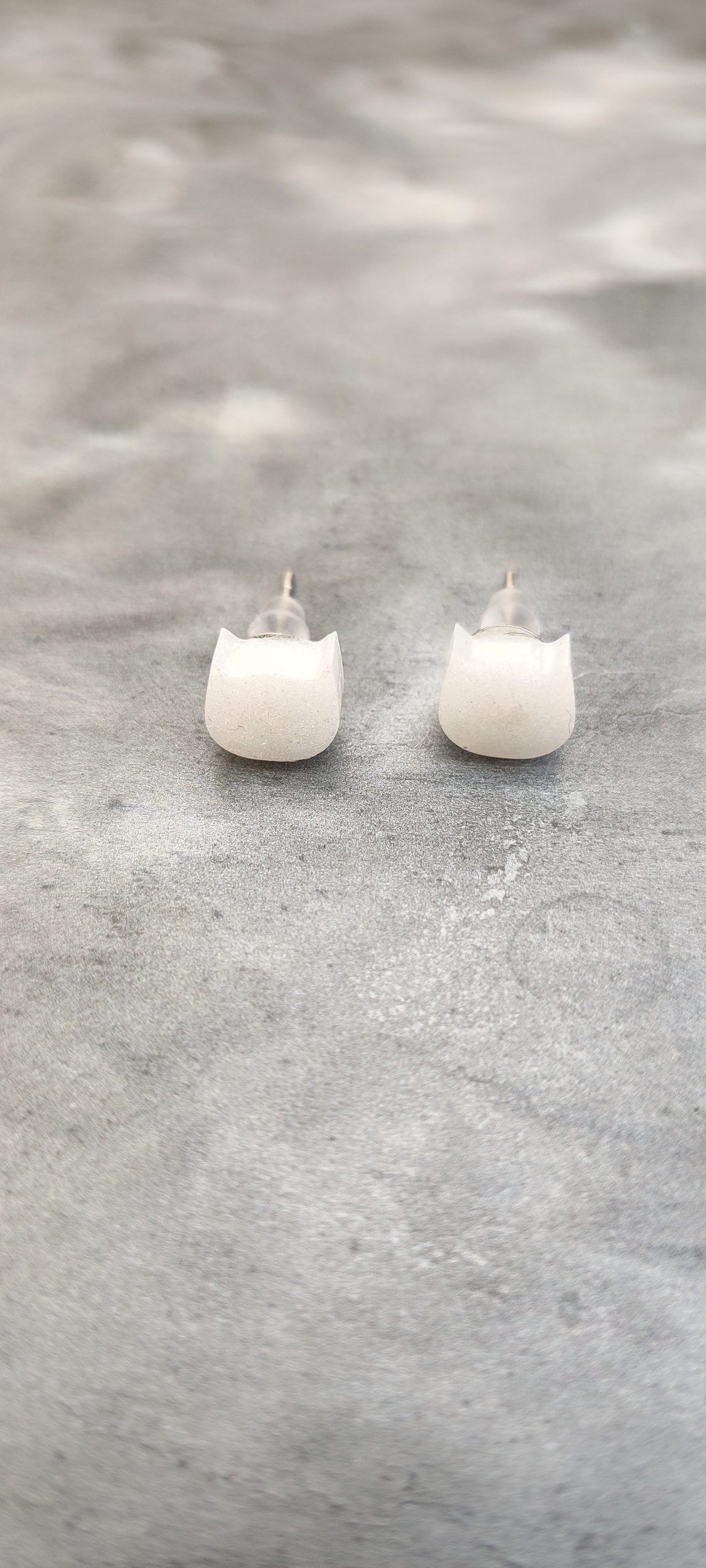 Boucles doreilles mini chat blanc