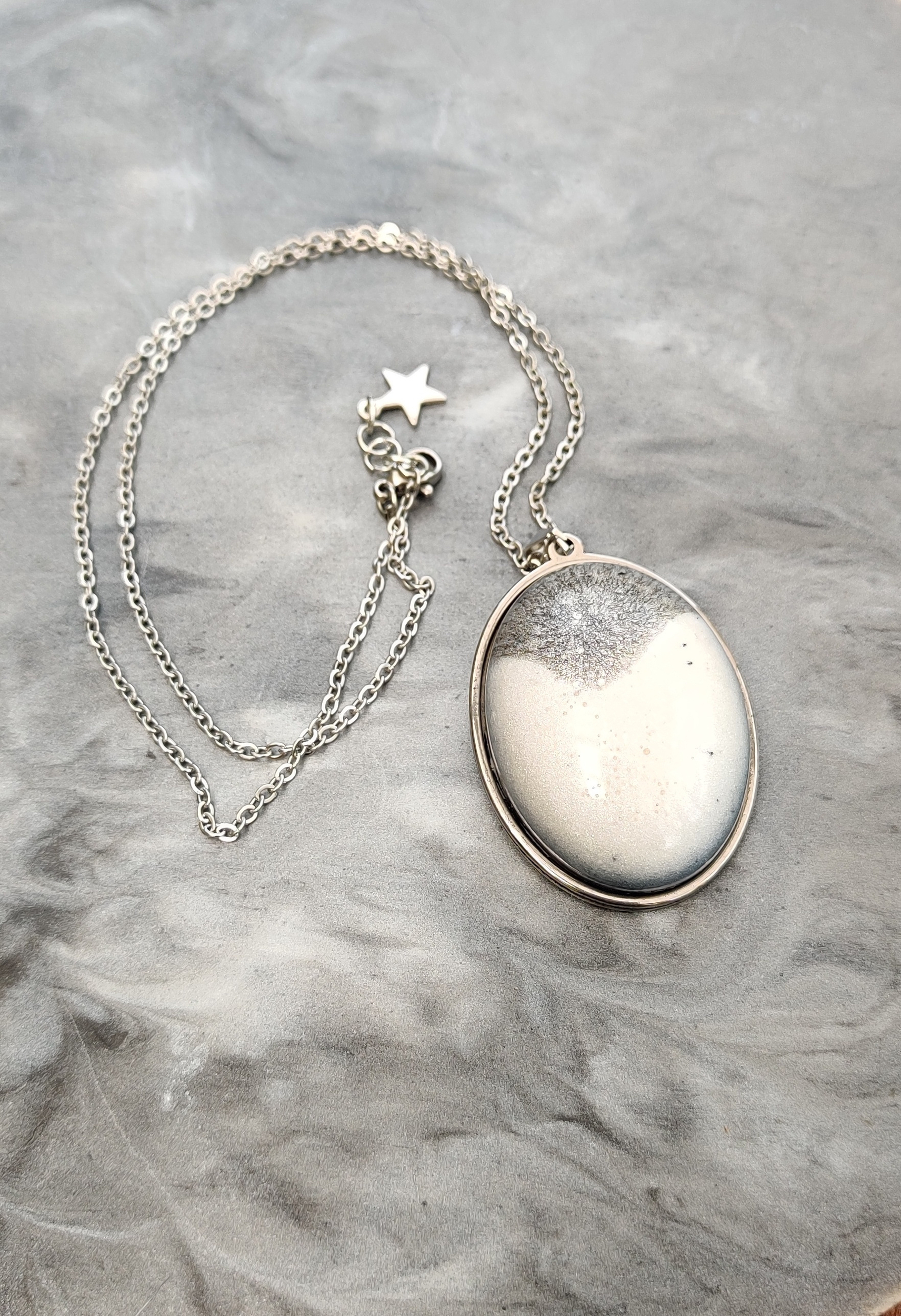 Collier Camelia blanc et gris