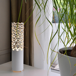 lampe a poser metal blanc dans salon design cubes