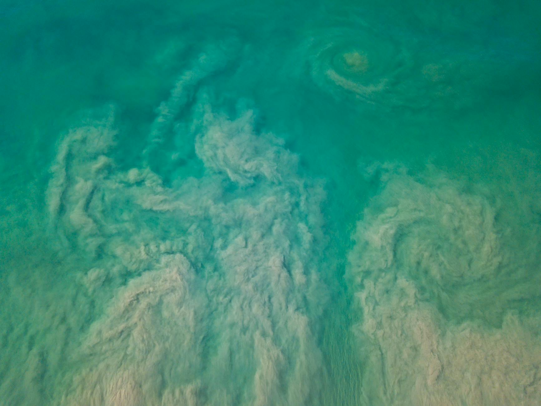 superbe vue aerienne des remous turquoise de l ocean pres des cotes de san diego