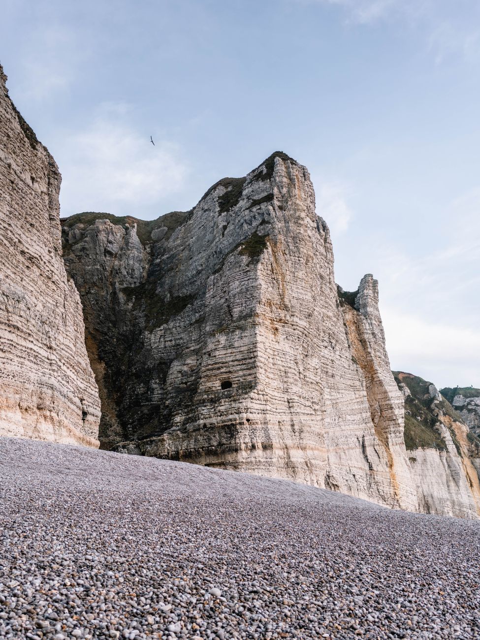 explorez les majestueuses falaises d etretat en normandie capturant la beaute naturelle de la france