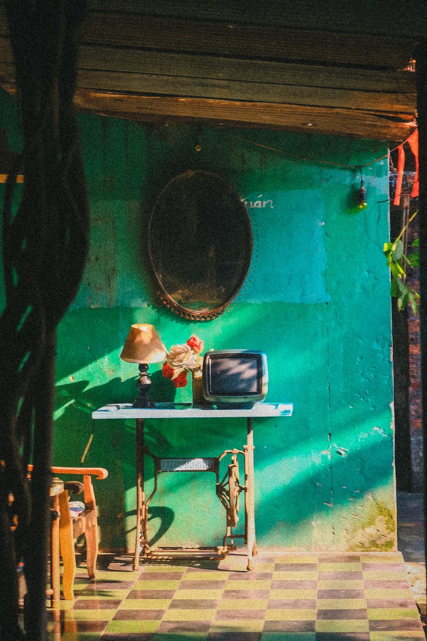 charmant interieur vintage avec une television retro une lampe et un miroir a ho chi minh ville