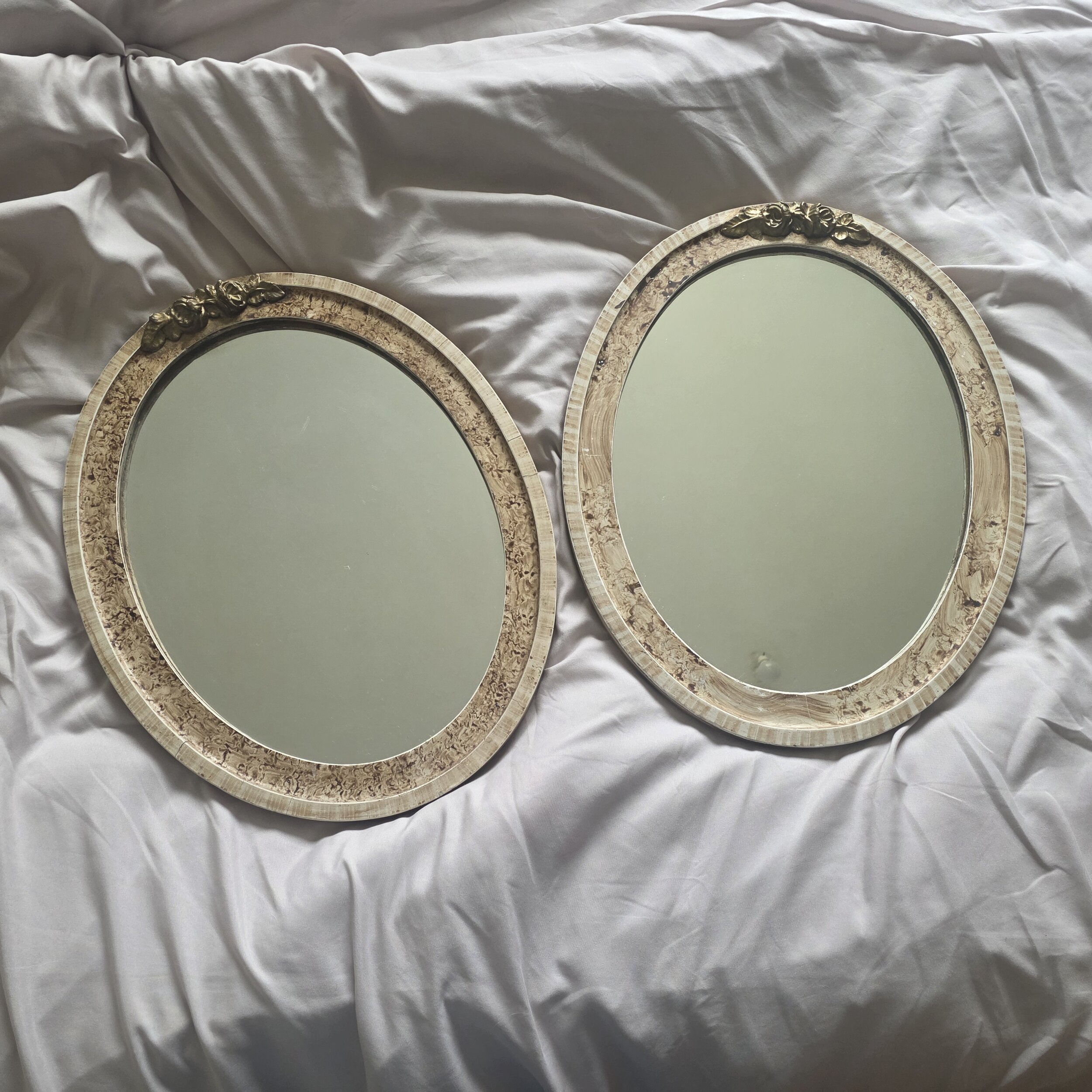 Paire de miroirs ovales anciens
