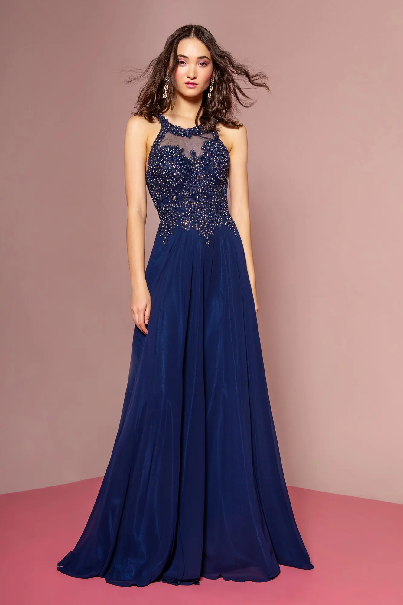 Robe de soirée en mousseline de soie ornée de bijoux et brodée