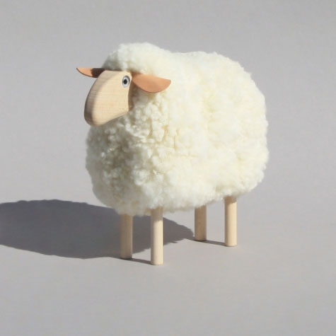 Mouton en bois blanc avec fourrure